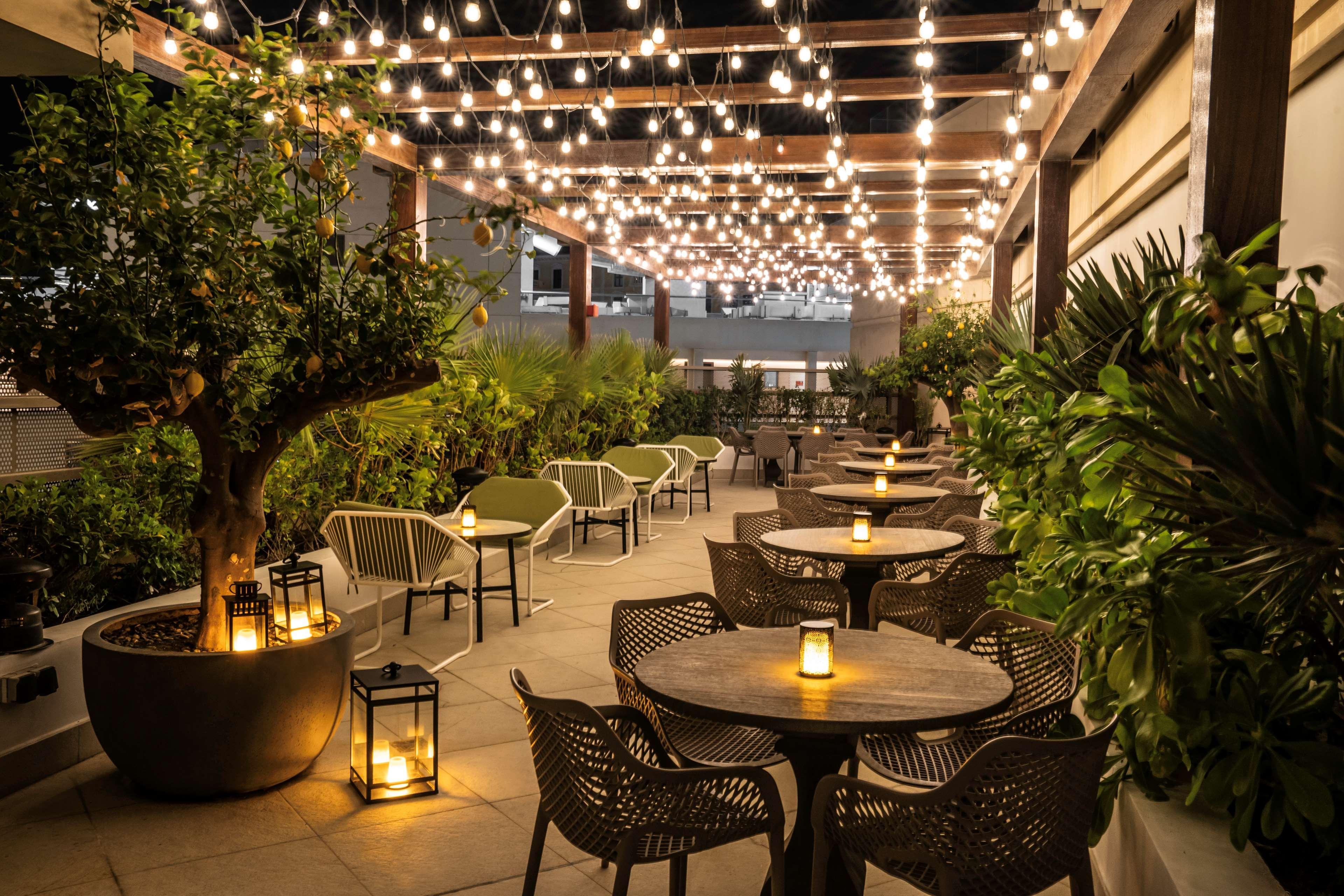 Hotel Hilton Doha The Pearl Exterior foto The Terrace at The Standard East Village