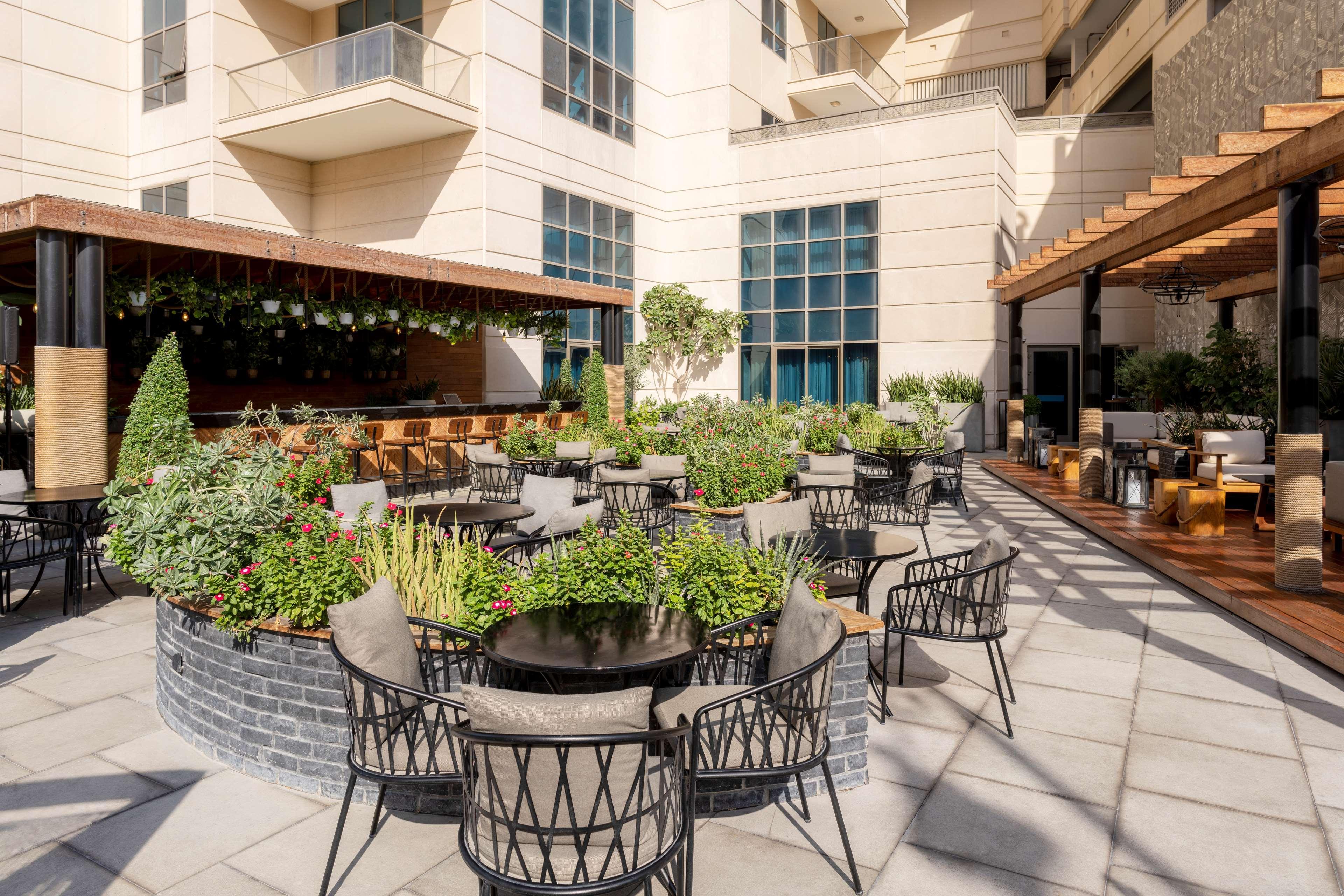 Hotel Hilton Doha The Pearl Exterior foto The courtyard at the hotel