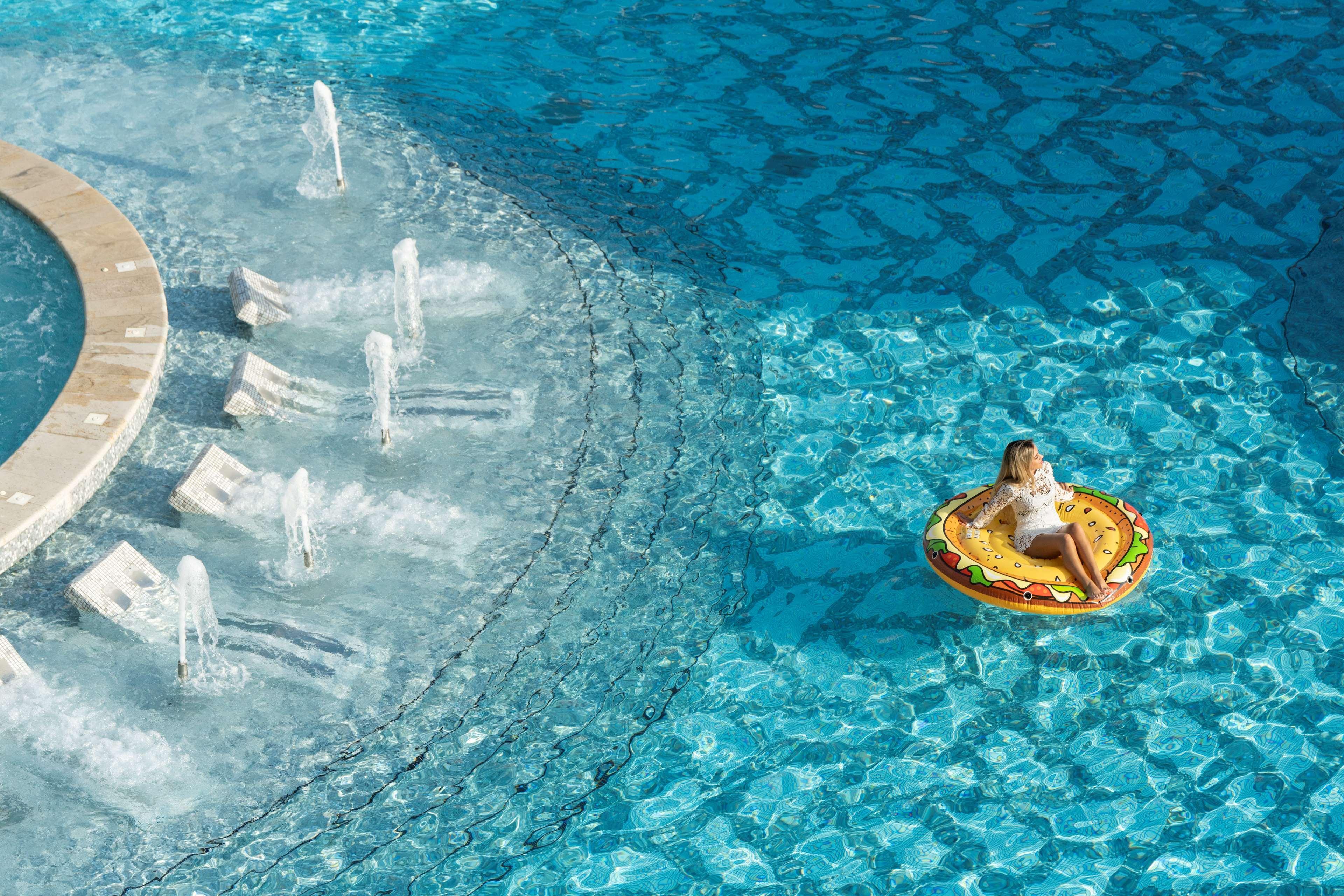 Hotel Hilton Doha The Pearl Exterior foto A woman on a hamburger float