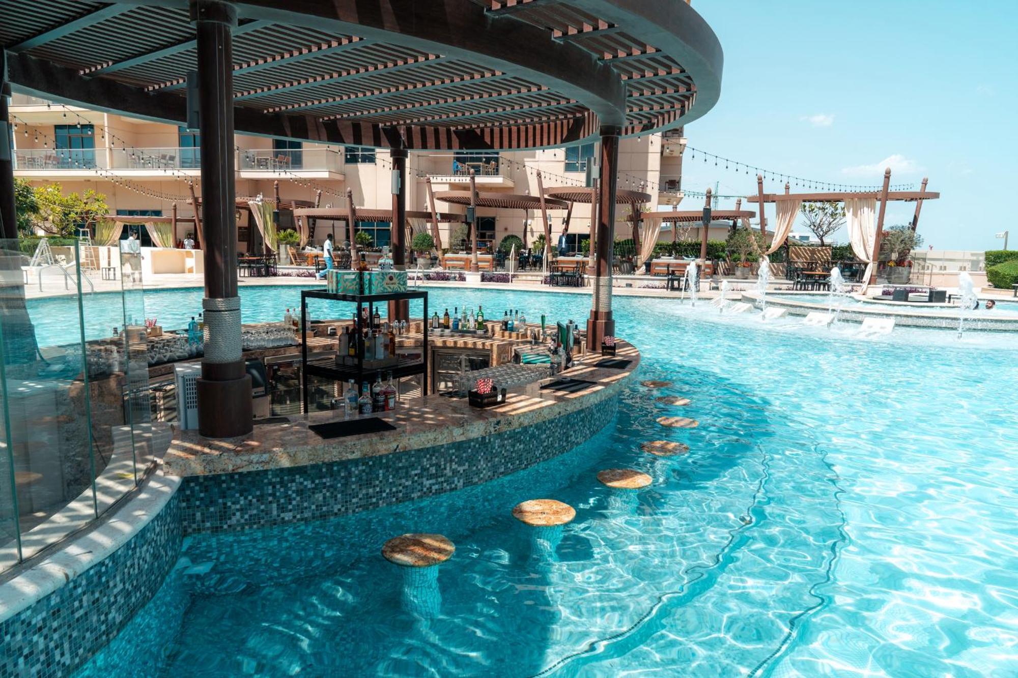 Hotel Hilton Doha The Pearl Exterior foto The swimming pool at the Hard Rock Hotel